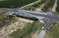 La struttura del ponte è del tipo ad arco con via inferiore, stabilizzato in senso trasversale da una serie di telai metallici.
