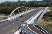 La struttura del ponte è del tipo ad arco con via inferiore, stabilizzato in senso trasversale da una serie di telai metallici.
