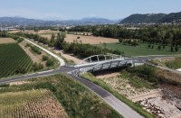 La struttura del ponte è del tipo ad arco con via inferiore, stabilizzato in senso trasversale da una serie di telai metallici.