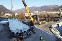 The supporting structure consists of four steel tubular profiles arranged in continuity along the longitudinal development of the walkway.