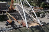 Operazioni di varo della struttura metallica con carrelli spmt e autogrù.